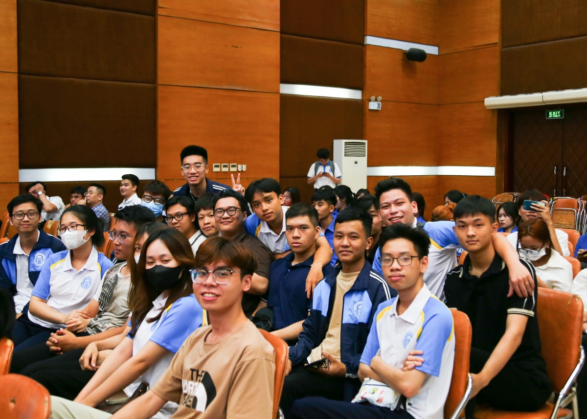 Đội ngũ cổ động viên đến từ các khoa, Viện trong trường