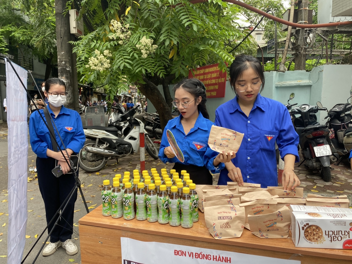 Các tình nguyện sắp xếp nước và bánh để phát cho các bạn thí sinh