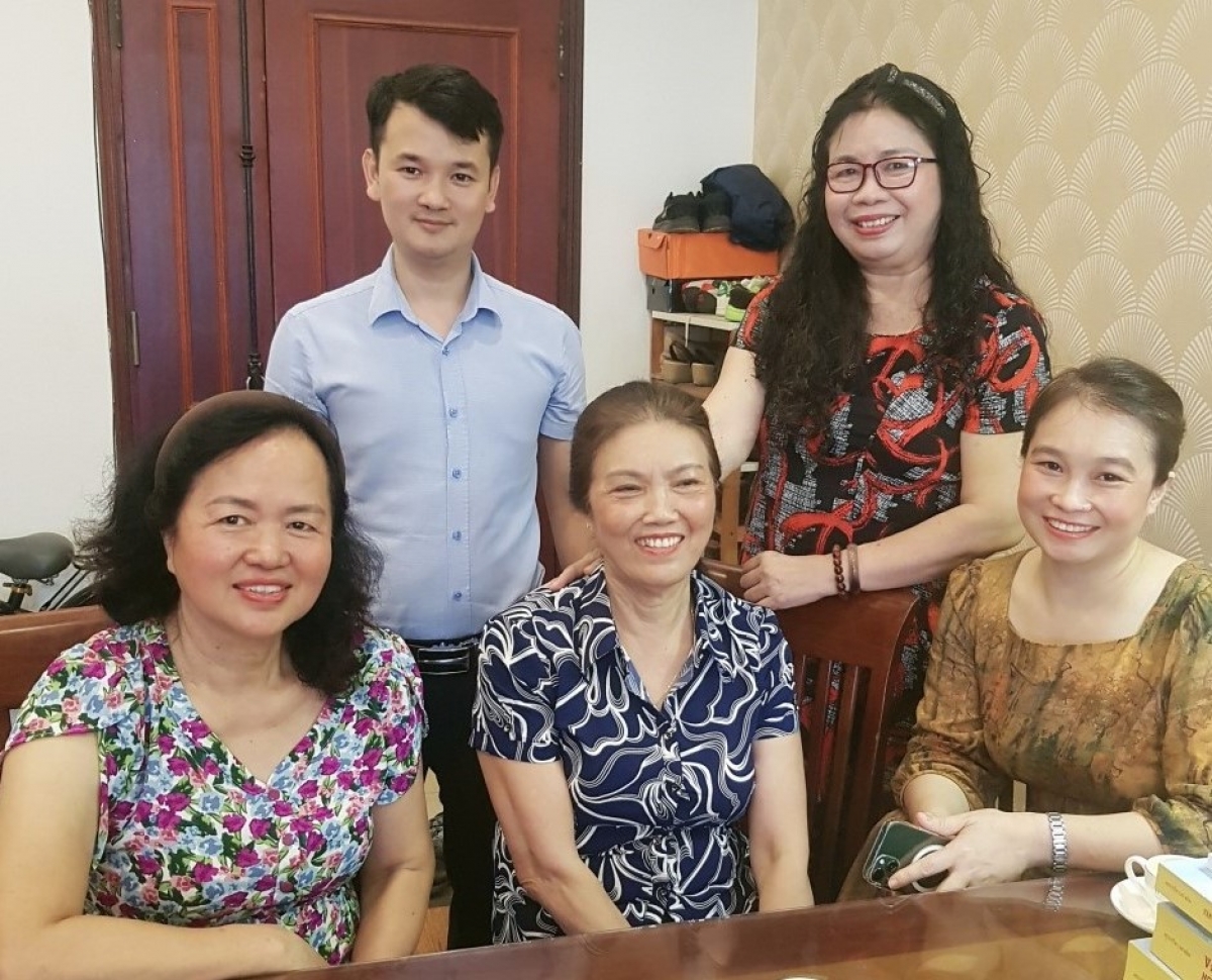 Bà Lê Thị Bích Hồng, Trưởng ban Công tác Mặt trận tổ dân phố cùng tổ trưởng đến các Liên gia Văn hóa của tổ dân phố 12