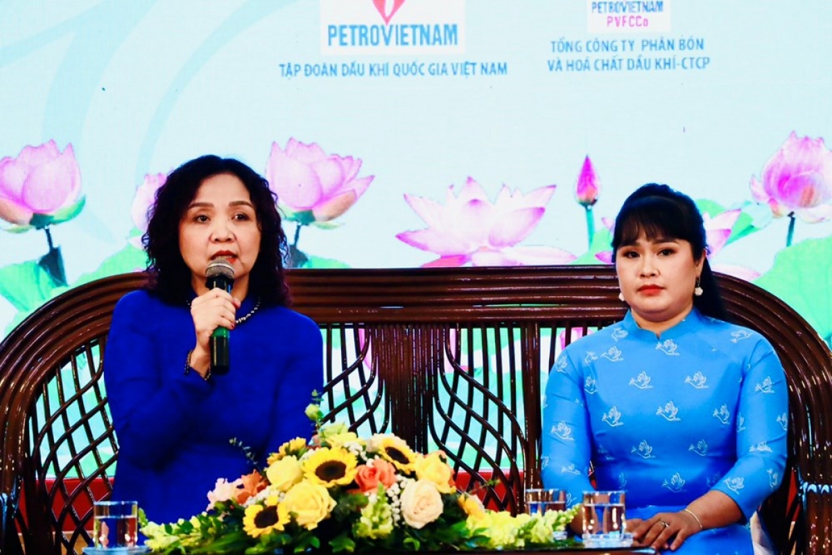 Bà Đinh Thị Phương Liên, chủ tịch hội LHPN quận Ba Đình giao lưu tại hội nghị điển hình tiên tiến “Phụ nữ Thủ đô thi đua làm theo lời Bác”. Ảnh KT