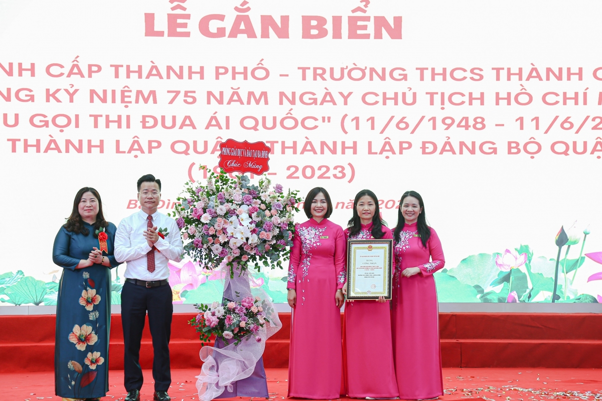 Đại diện phòng Giáo dục quận Ba Đình cùng ban giám hiệu trường THCS Thành Công