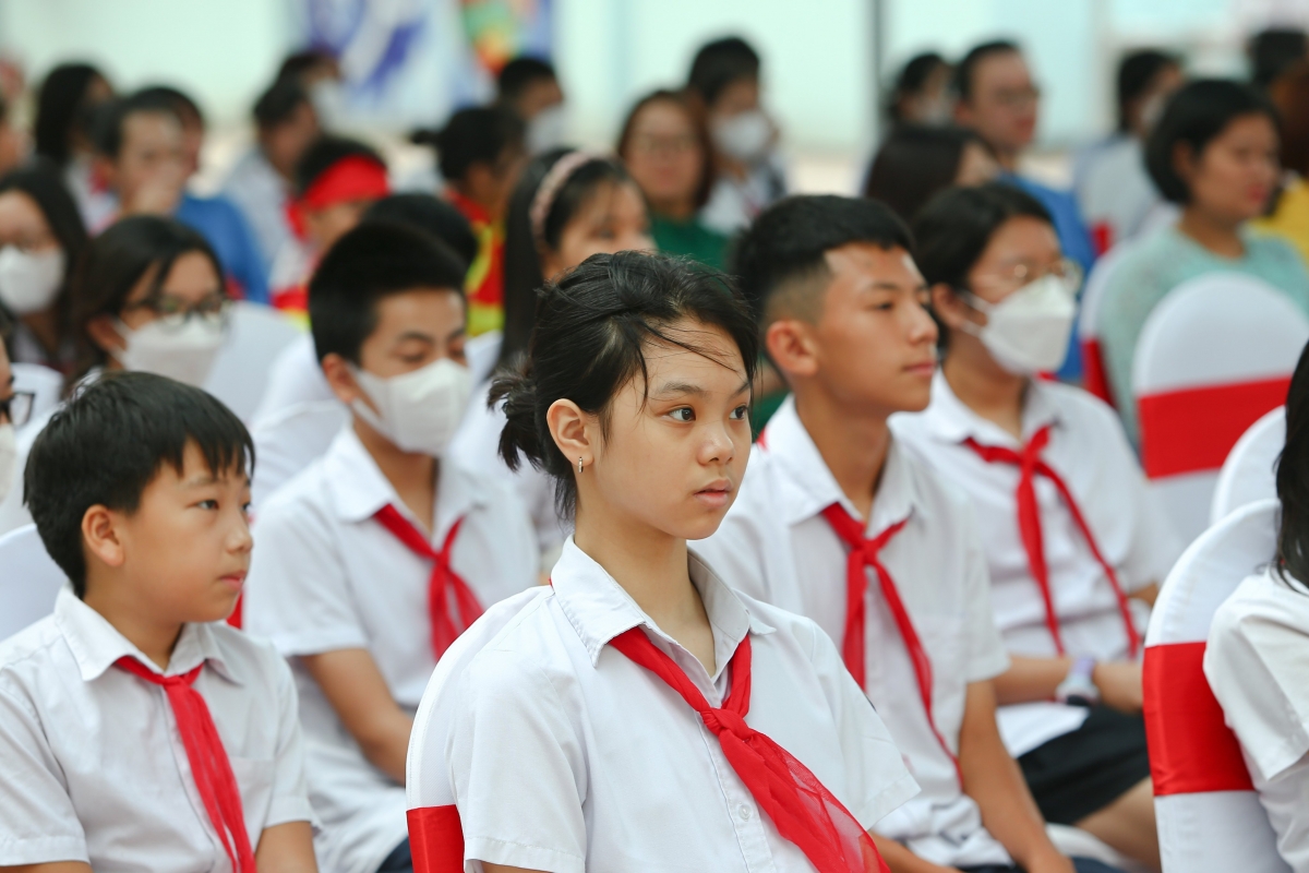 Học sinh, đối tượng được thụ hưởng công trình trường học chất lượng cấp thành phố tại buổi lễ.