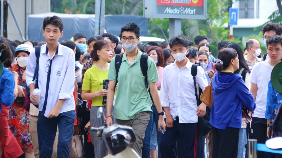 Thí sinh dự thi vào lớp 10 Trường THPT Chuyên Khoa học Tự nhiên - ĐHQGHN năm 2023.