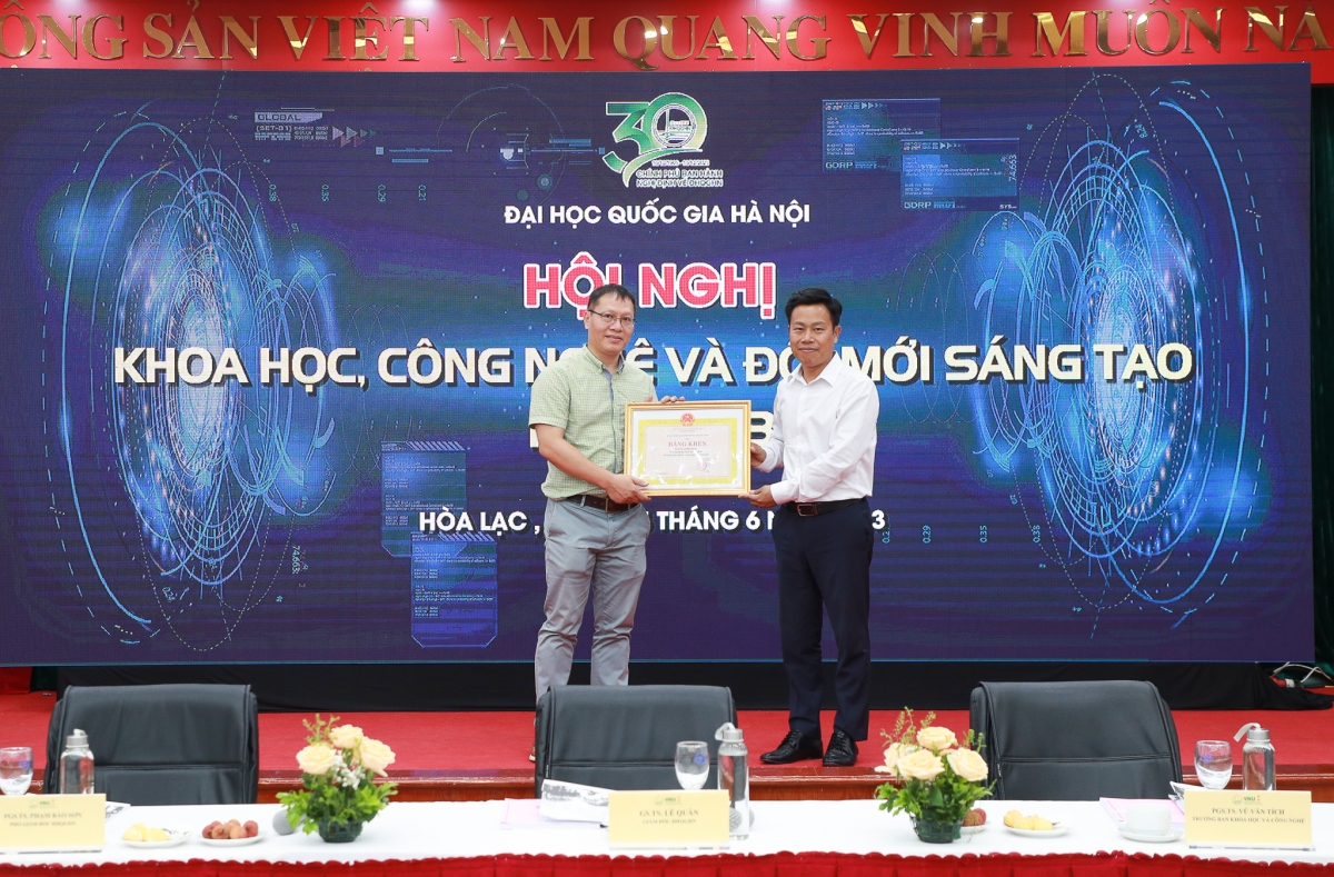 Giám đốc ĐHQGHN tặng Bằng khen cho các tập thể, cá nhân đạt thành tích xuất sắc trong lĩnh vực khoa học, công nghệ và đổi mới sáng tạo năm 2022