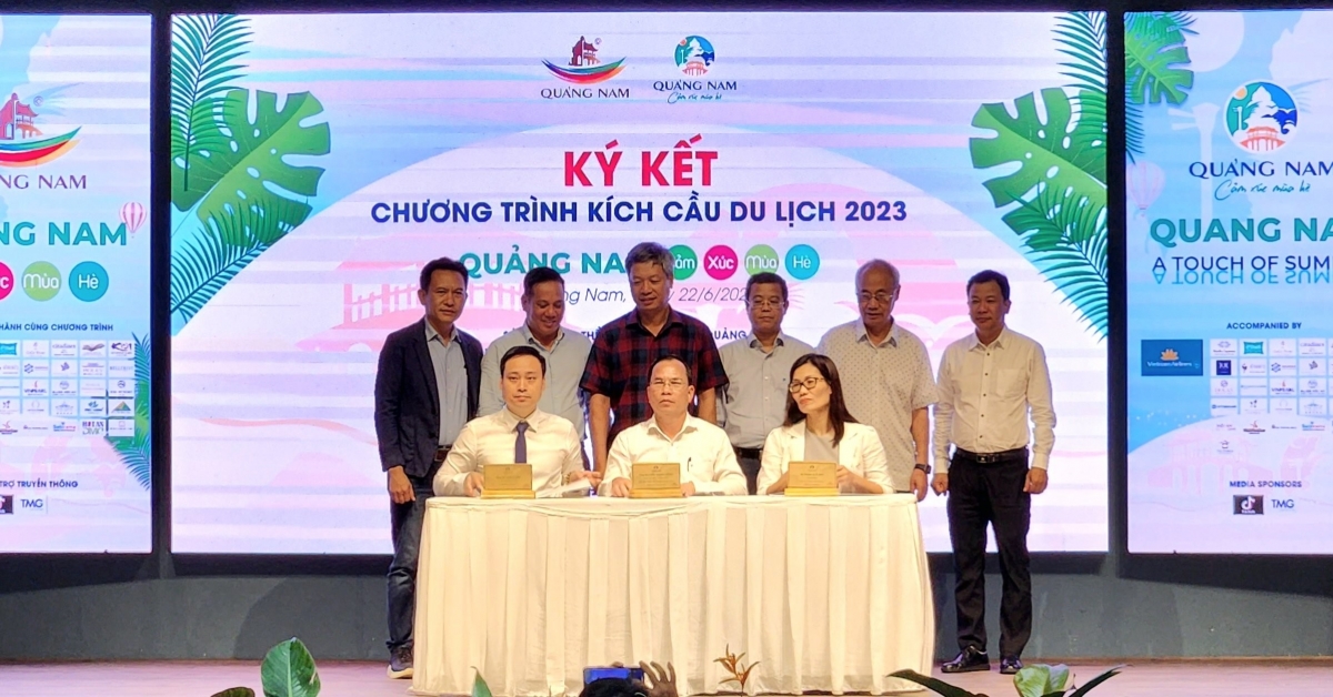 Các doanh nghiệp ký kết tham gia chương trinh kích cầu du lịch “Quảng Nam - Cảm xúc mùa hè”. Ảnh: Minh Anh