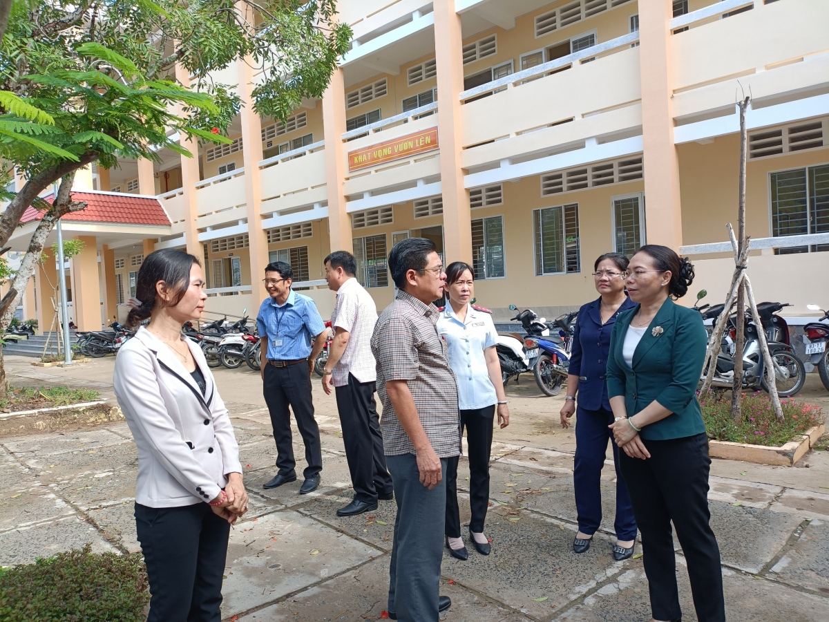 Lãnh đạo UBND tỉnh Sóc Trăng và sở Giáo dục và Đào tạo kiểm tra công tác chuẩn bị thi tốt nghiệp THPT
