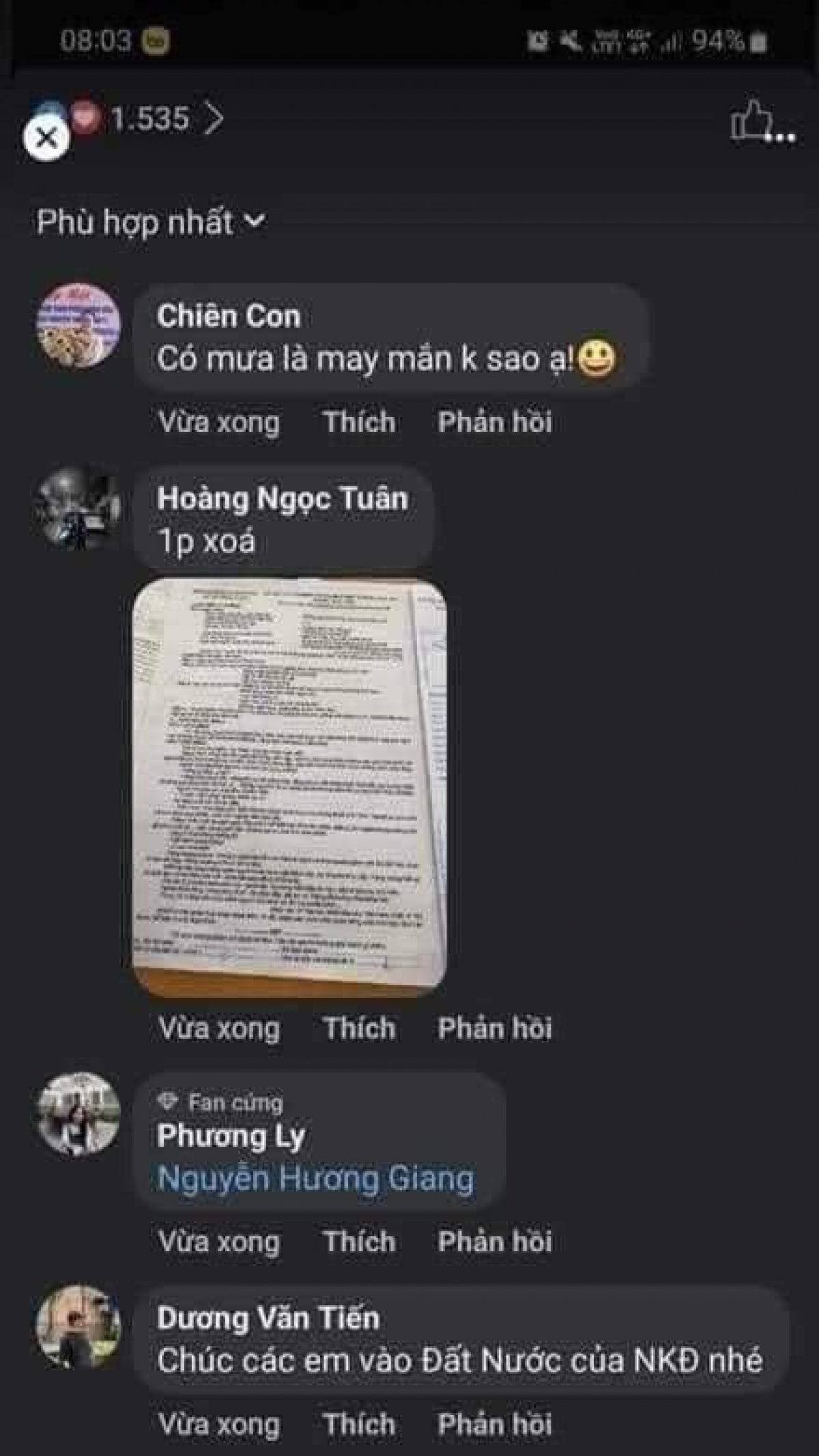 Hình ảnh đề thi môn Ngữ văn được chia sẻ trên mạng xã hội sáng 28/6 khi các thí sinh
vẫn đang làm bài