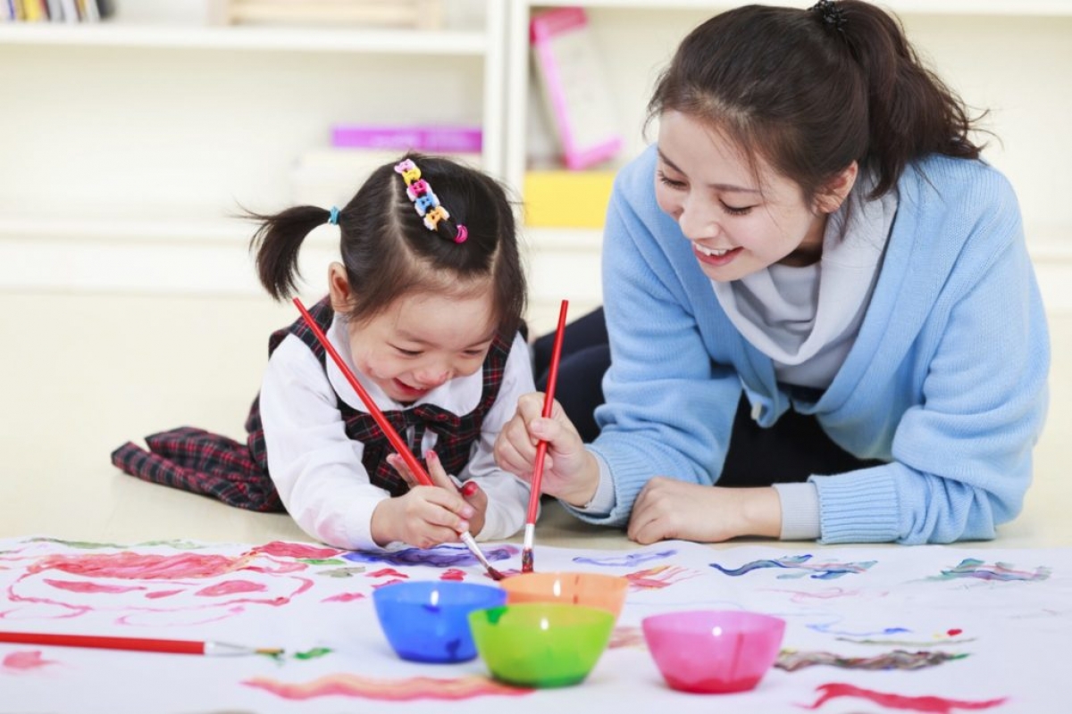 Cha mẹ có thể cùng con tự làm đồ chơi tại nhà để kích thích sự sáng tạo cho trẻ. Ảnh KT