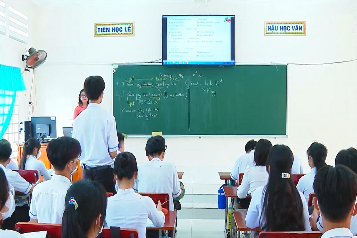 Mấy ngày ngày, các trường học tại tỉnh Vĩnh Long tổ chức ôn tập cho các em học sinh