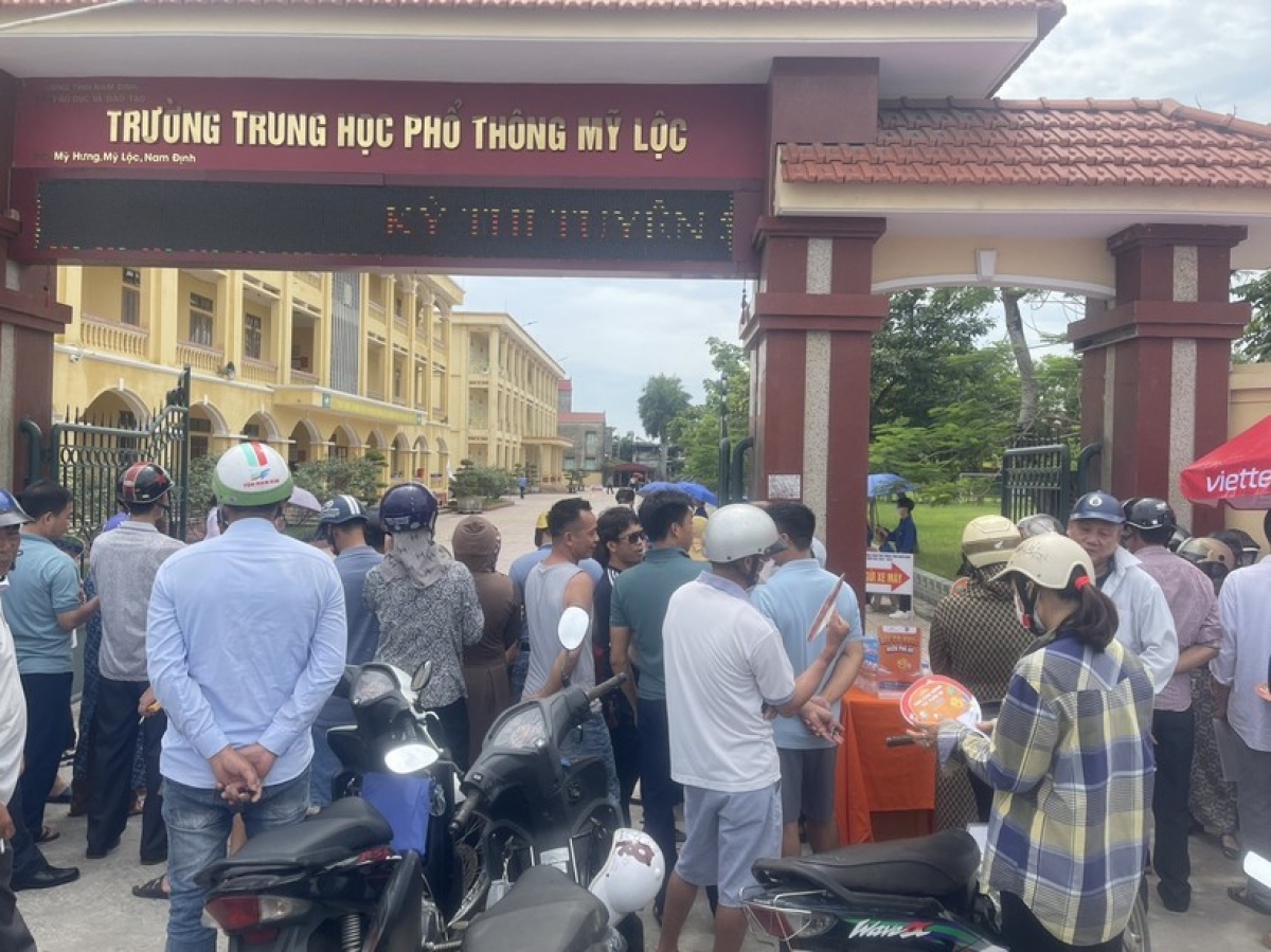 Các phụ huynh đưa con đến điểm thi từ khá sớm.