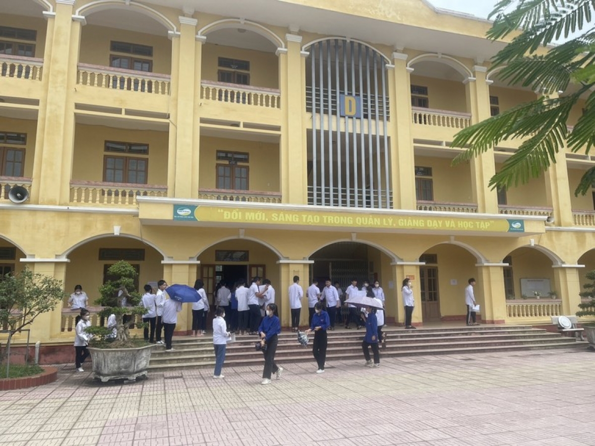 Cán bộ giám thị gọi thí sinh vào phòng thi chuẩn bị dự thi môn đầu tiên là Ngữ văn trong chiều 9/6.