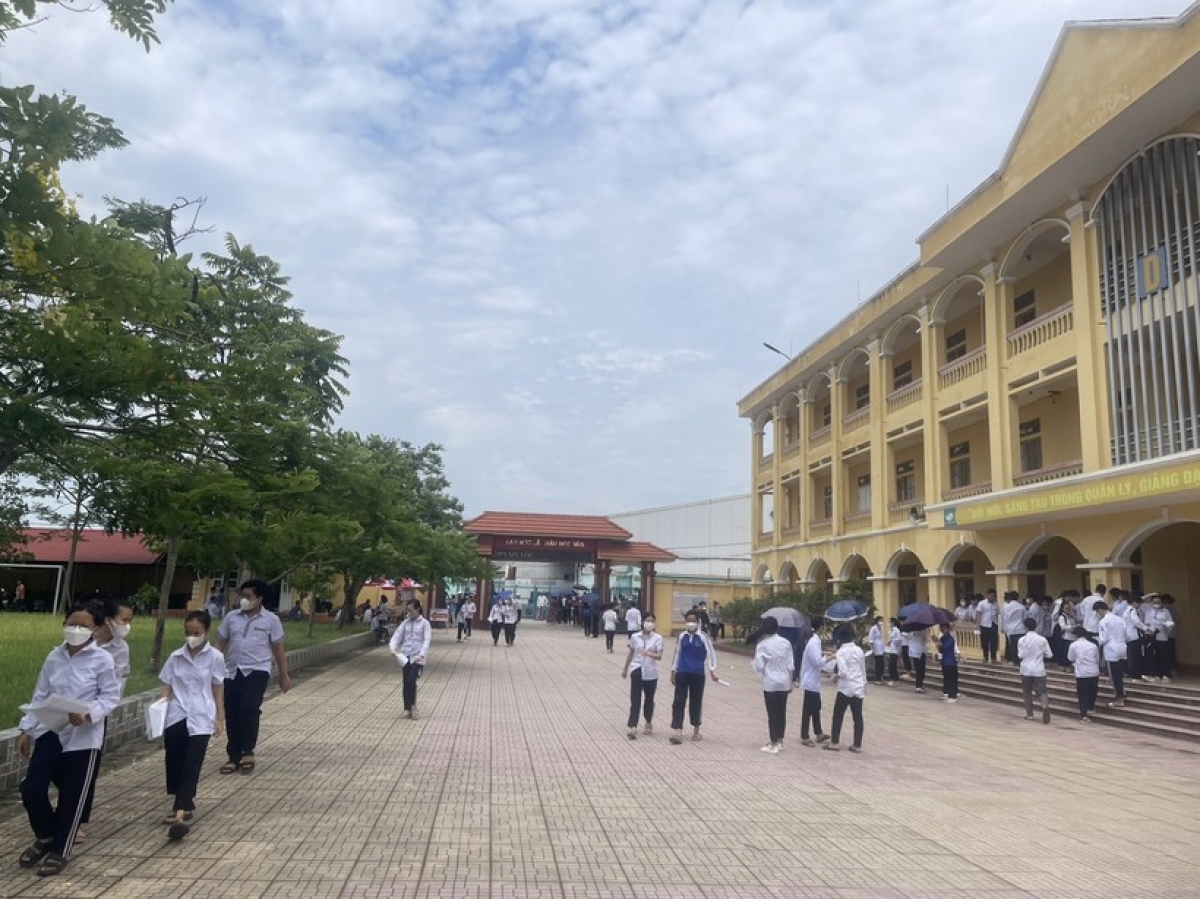 Các thí sinh được đoàn viên thanh niên hướng dẫn chỗ để gửi đồ tư trang cá nhân trước khi lên phòng thi.