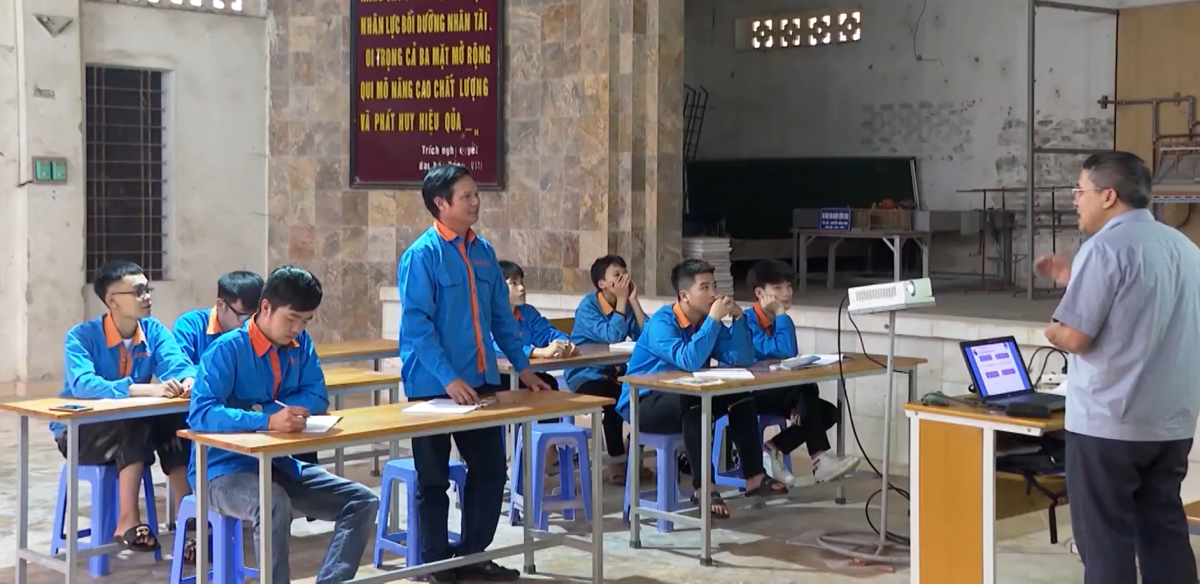Một giờ học tại trường của bố con ông Quyết