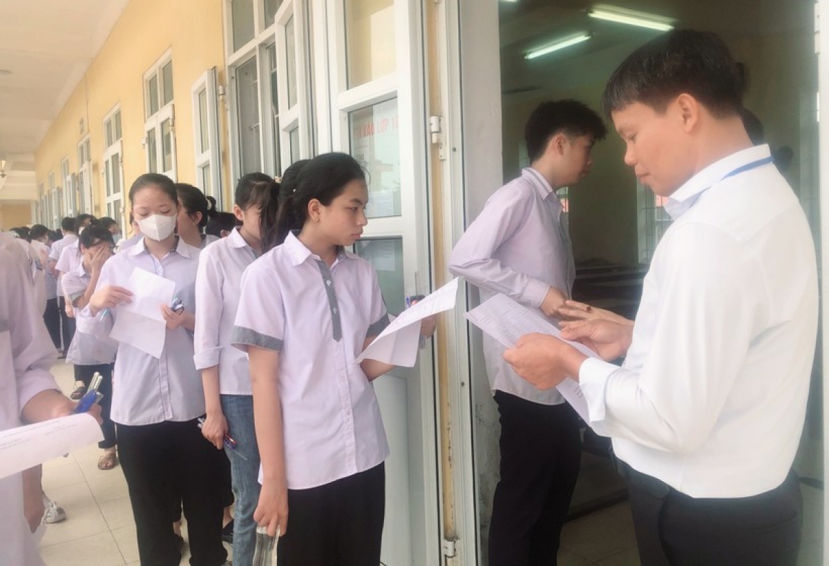 Các thí sinh sau khi được gọi vào phòng thi được giám thị nhắc nhở về quy chế thi.