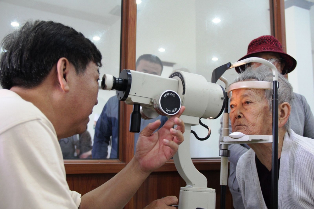 Người cao tuổi nên thực hiện thăm khám mắt định kỳ (Ảnh KT)