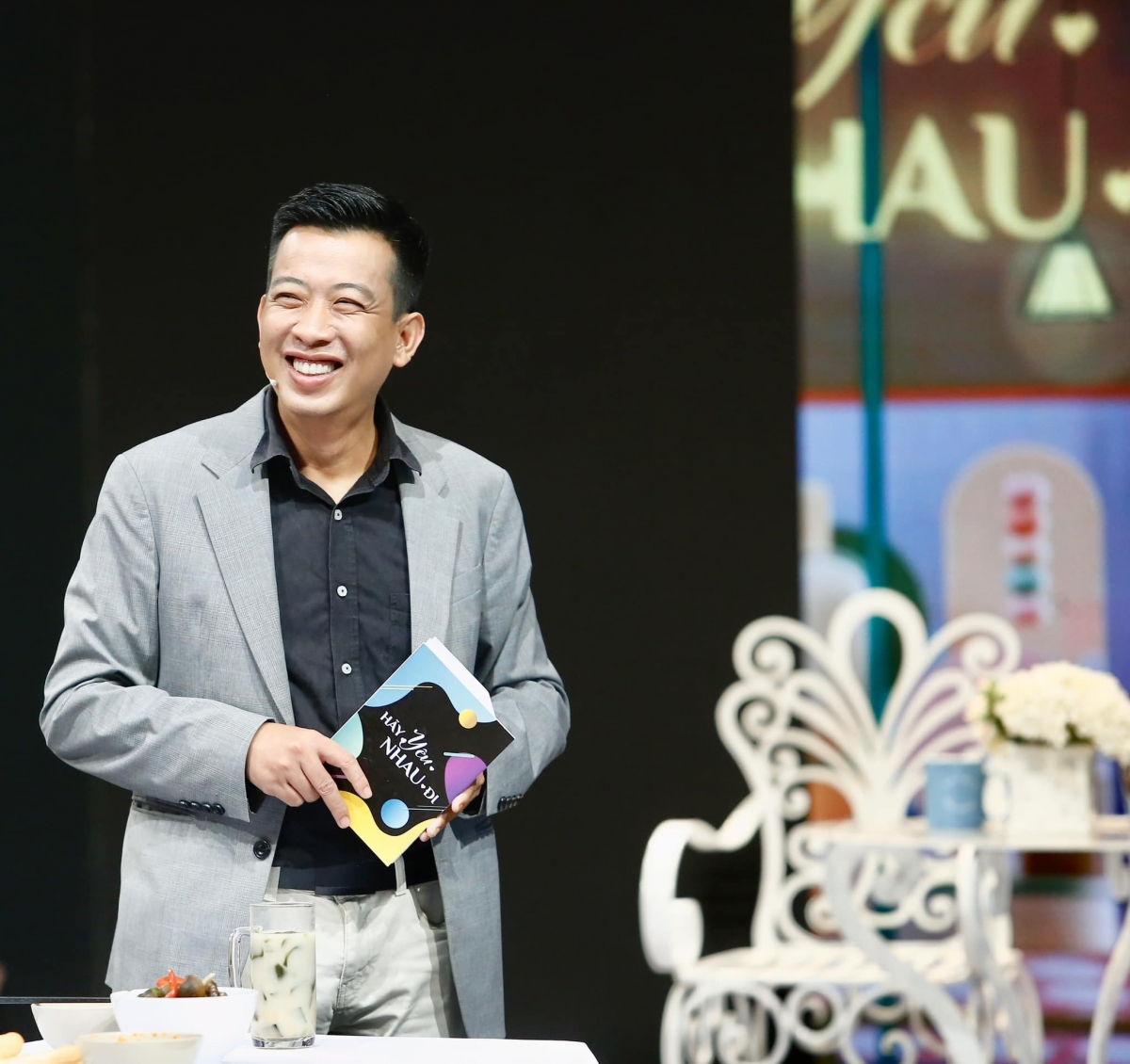 Bữa cơm gia đình hạnh phúc khi các thành viên được ngồi ăn với nhau thực sự chứ không phải là ăn điện thoại - Nhà báo Hoàng Anh Tú.