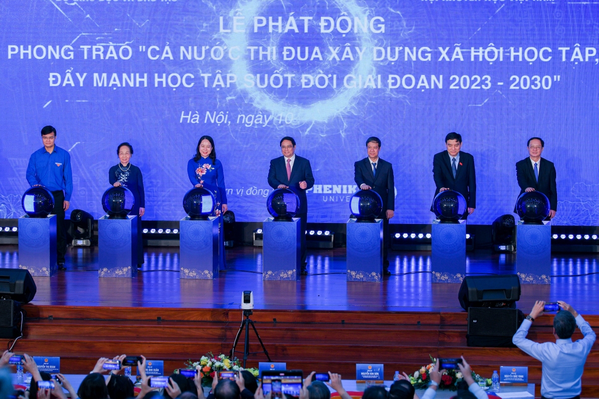 Các đại biểu nhấn nút phát động Phong trào “Cả nước thi đua xây dựng xã hội học tập, đẩy mạnh học tập suốt đời giai đoạn 2023-2030"