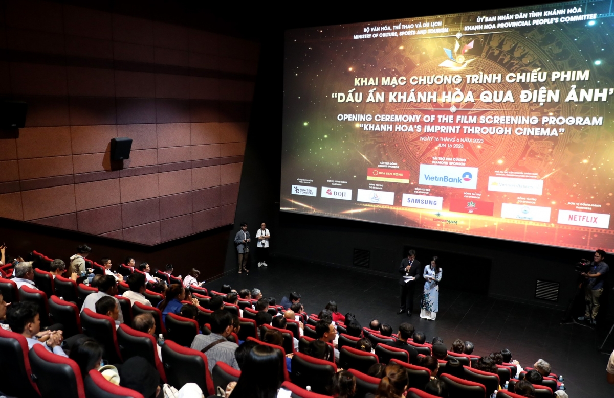 Quang cảnh lễ khai mạc chương trình chiếu phim "Dấu ấn Khánh Hòa quan điện ảnh".
Ảnh: Trần Huấn
