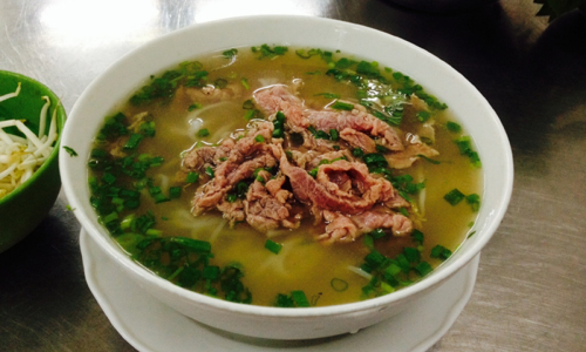 Bát phở được nấu bằng củi nên giữ nguyên hương vị món ăn