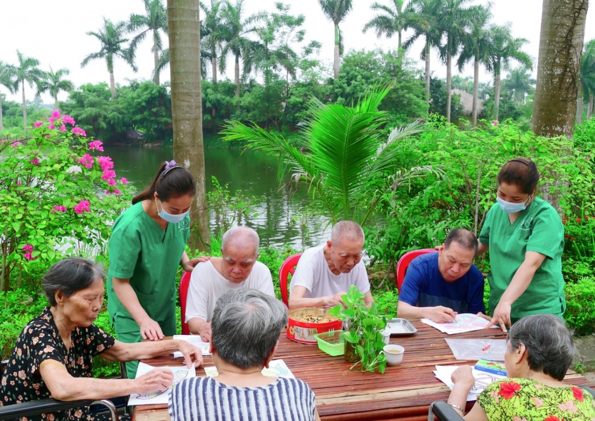 Người cao tuổi vui cùng các bạn già trong Viện dưỡng lão (Ảnh KT)