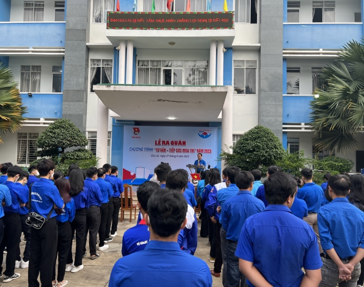 Quang cảnh lễ ra quân chương trình “Tư vấn-Tiếp sức mùa thi” năm 2023 tại Gia Lai