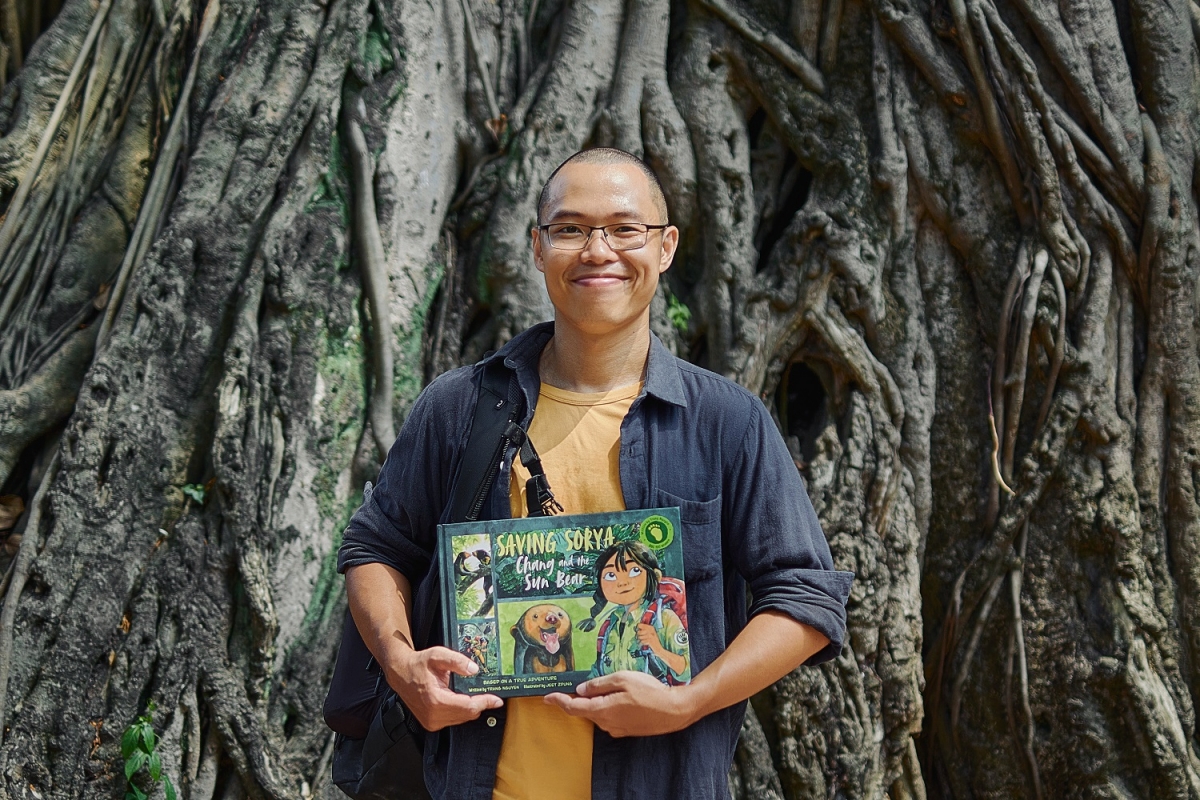 Họa sĩ Jeet Zdũng và tác phẩm Saving Sorya: Chang and the Sun Bear (Ảnh: Nguyễn Kim Long)