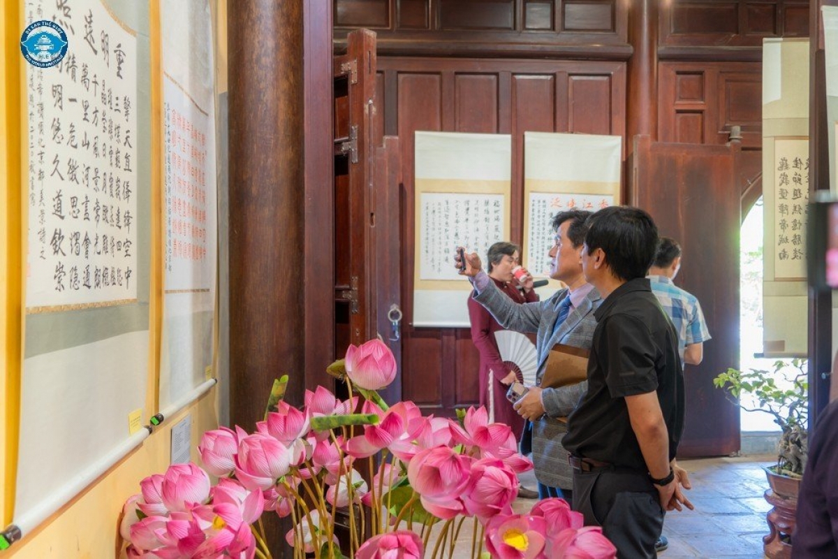Khách tham quan tìm hiểu về các bài thơ của Vua Thiệu Trị tại triển lãm. Ảnh: TTBTDT Cố đô Huế
