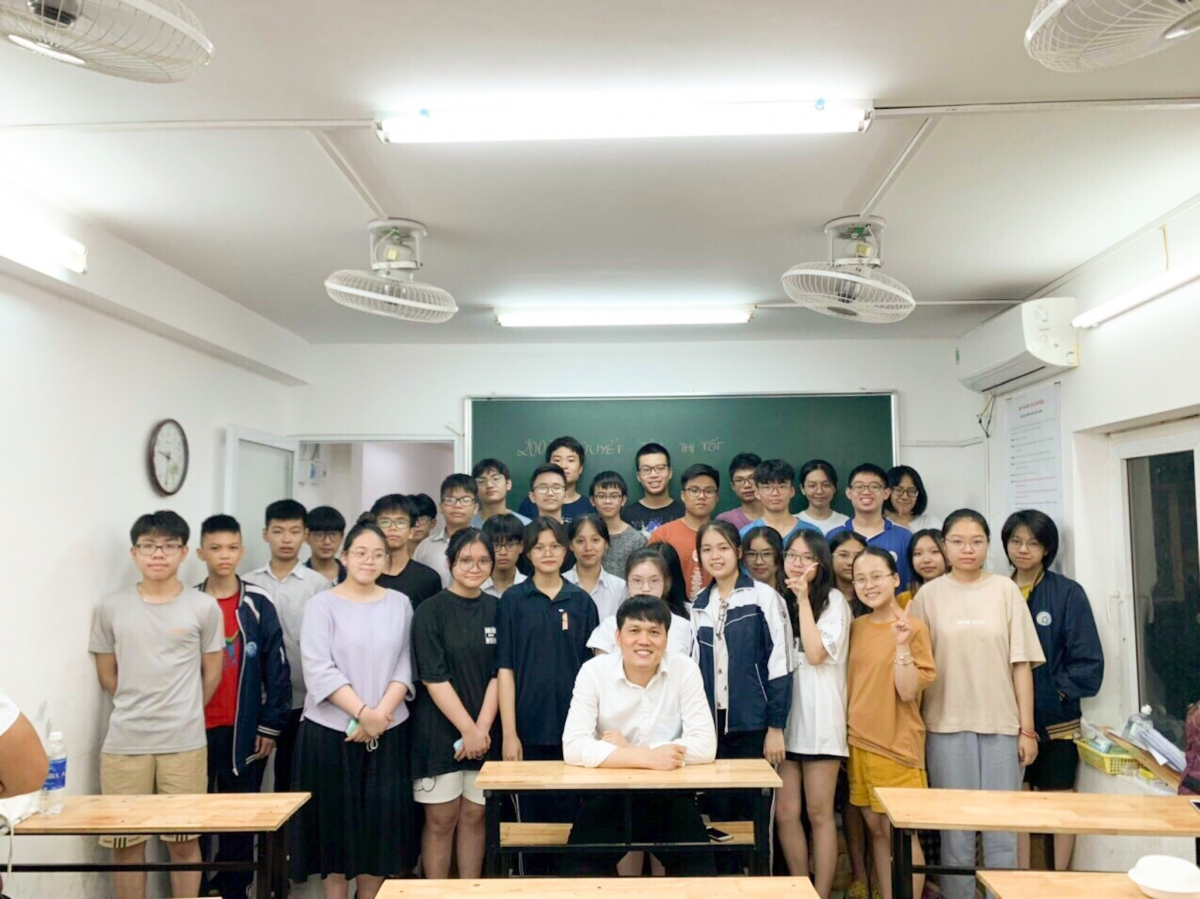 Thầy Nguyễn Duy Đông (Ngồi giữa) cùng học sinh trước ngày thi.