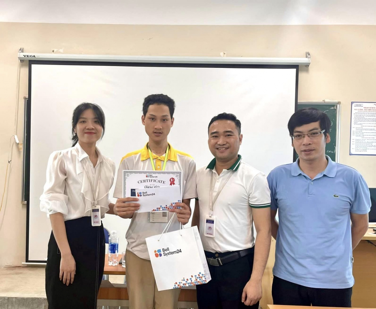 Thầy Hoàng Thành (Ngoài cùng bên phải) được sinh viên yêu mến bởi cách thức giảng dạy, tổ chức thi kiểm tra sát nhất với thực tế công việc.