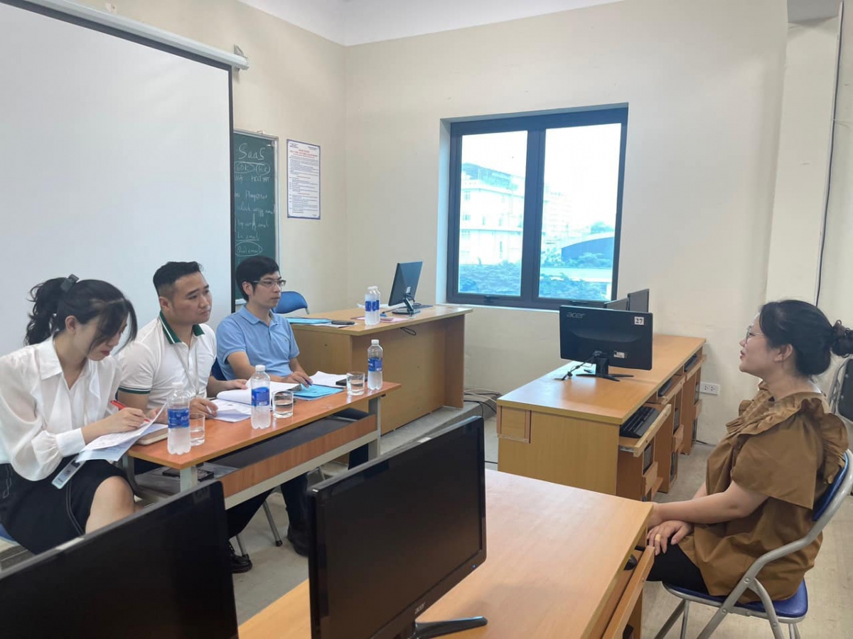 Sinh viên ngành Thương mại điện tử trả bài theo hình thức vấn đáp với yêu cầu xử lí các tình huống thực tế làm nghề.