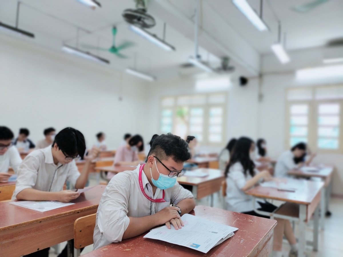 Sáng ngày 28/6, thí sinh làm bài thi môn Ngữ văn và buổi chiều làm bài thi môn Toán