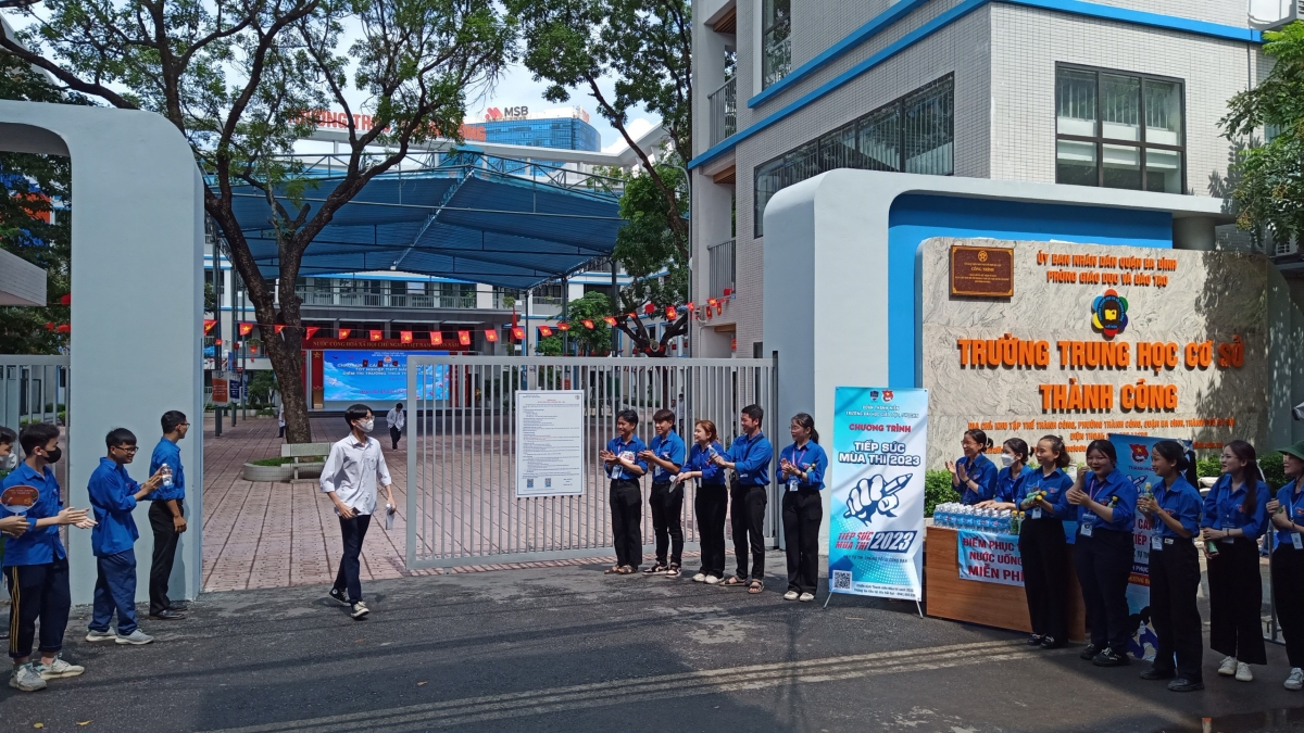 Thí sinh đầu tiên bước ra khỏi trường thi môn Ngữ văn tại điểm thi trường THCS Thành Công, Ba Đình, Hà Nội