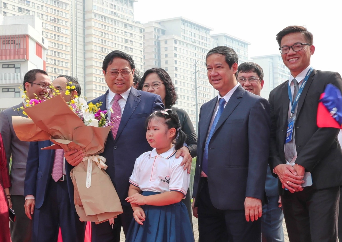 Thủ tướng Chính phủ Phạm Minh Chính và Bộ trưởng Bộ Giáo dục và Đào tạo Nguyễn Kim Sơn