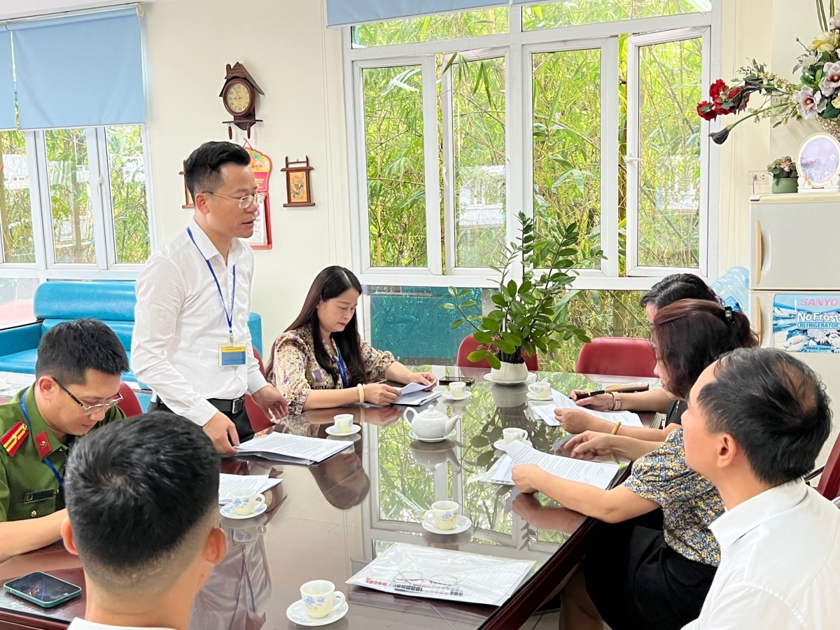Lê Đức Thuận, Trưởng phòng GDĐT, Phó Trưởng BCĐ thi tốt nghiệp THPT năm 2023 quận và các đồng chí thành viên BCĐ thi tốt nghiệp THPT năm 2023 quận Ba Đình báo cáo tình hình với Phó BCĐ thi Thành phố Hà Nội Nguyễn Thị Mai Hương và đoàn kiểm tra