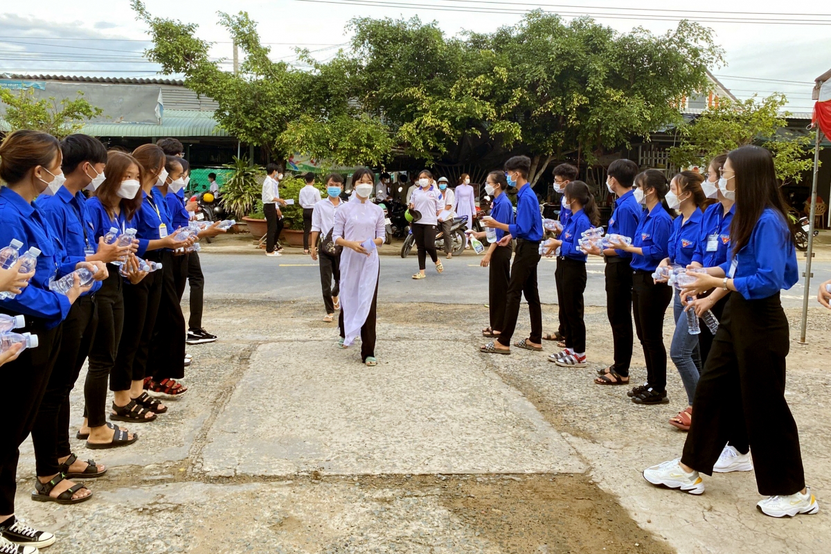 Tỉnh đoàn Trà vinh vận động hỗ trợ 2.000 suất cơm cho thí sinh có hoàn cảnh khó khăn