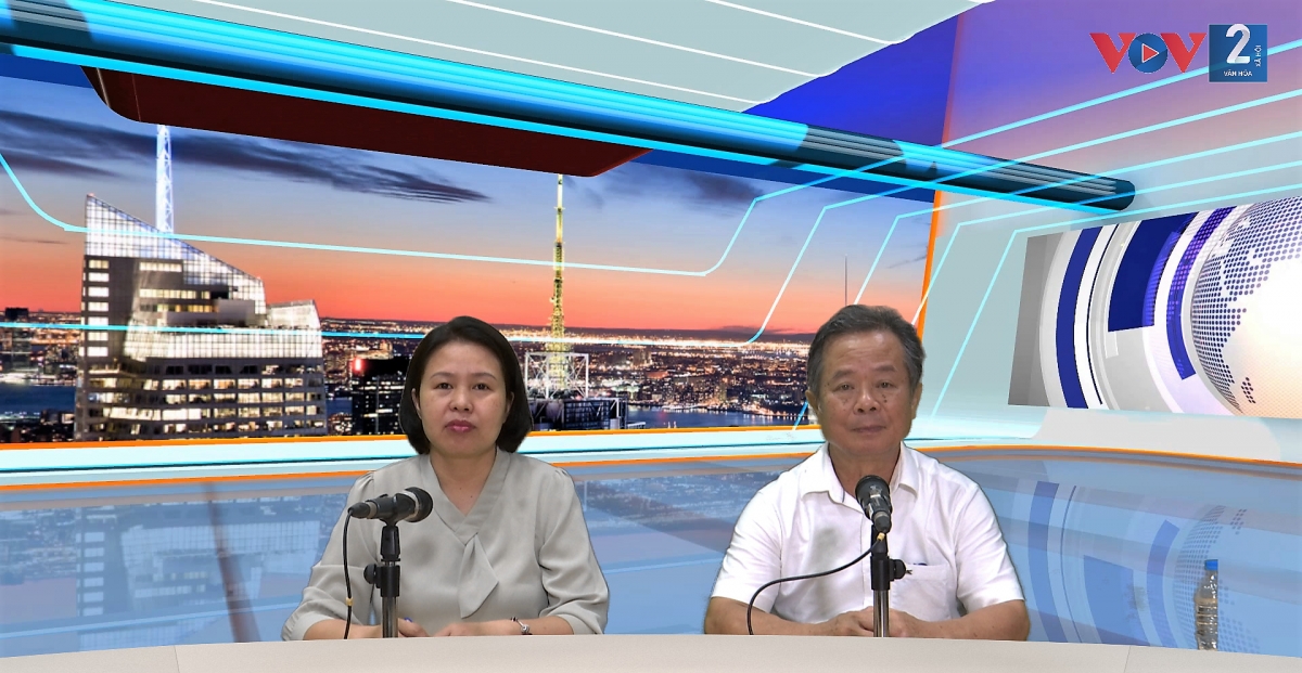 PGS.TS Phạm Ngọc Trung trao đổi tại phòng thu trực tiếp VOV2