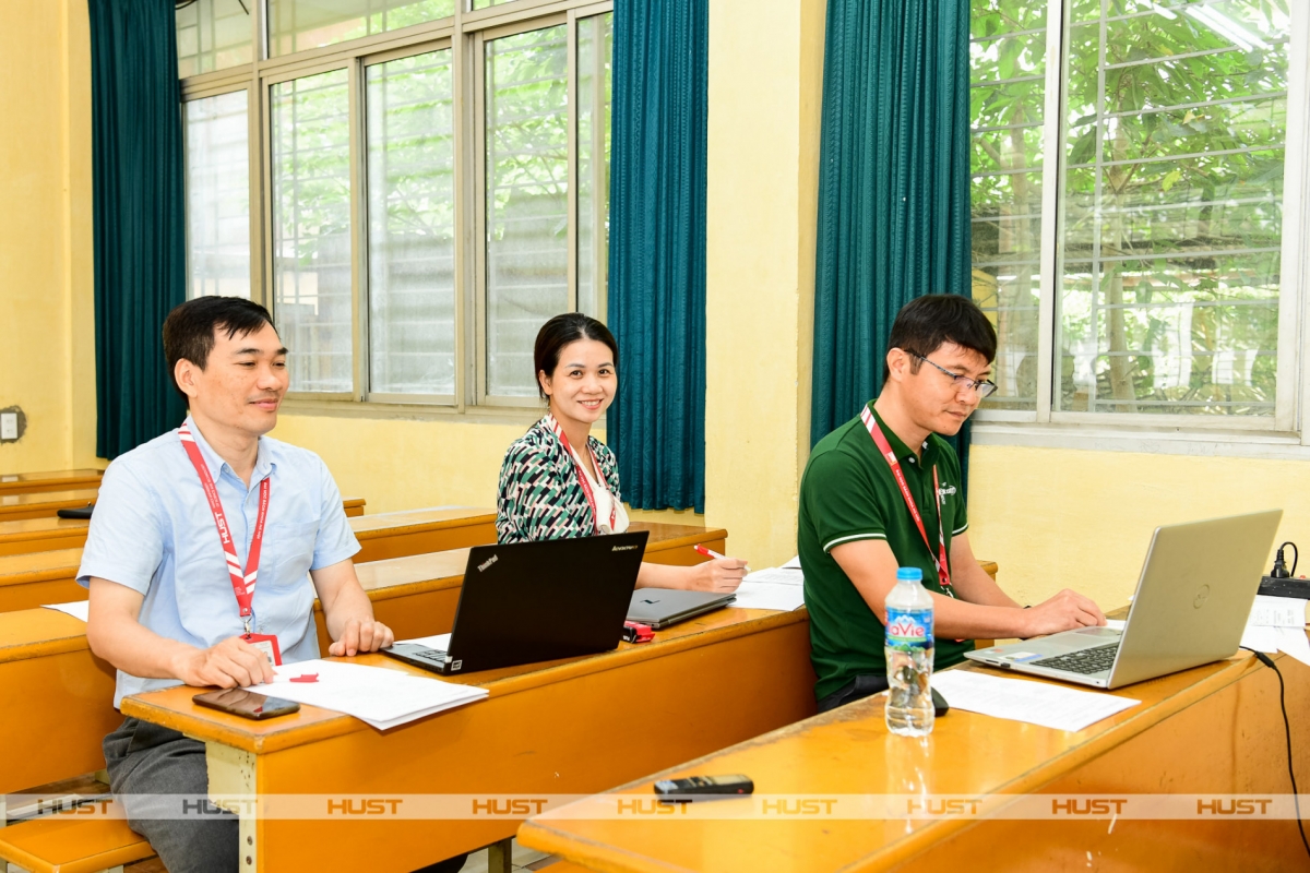 Các thầy cô tại Hội đồng 51 đang lắng nghe chia sẻ của học sinh Phạm Văn Trà