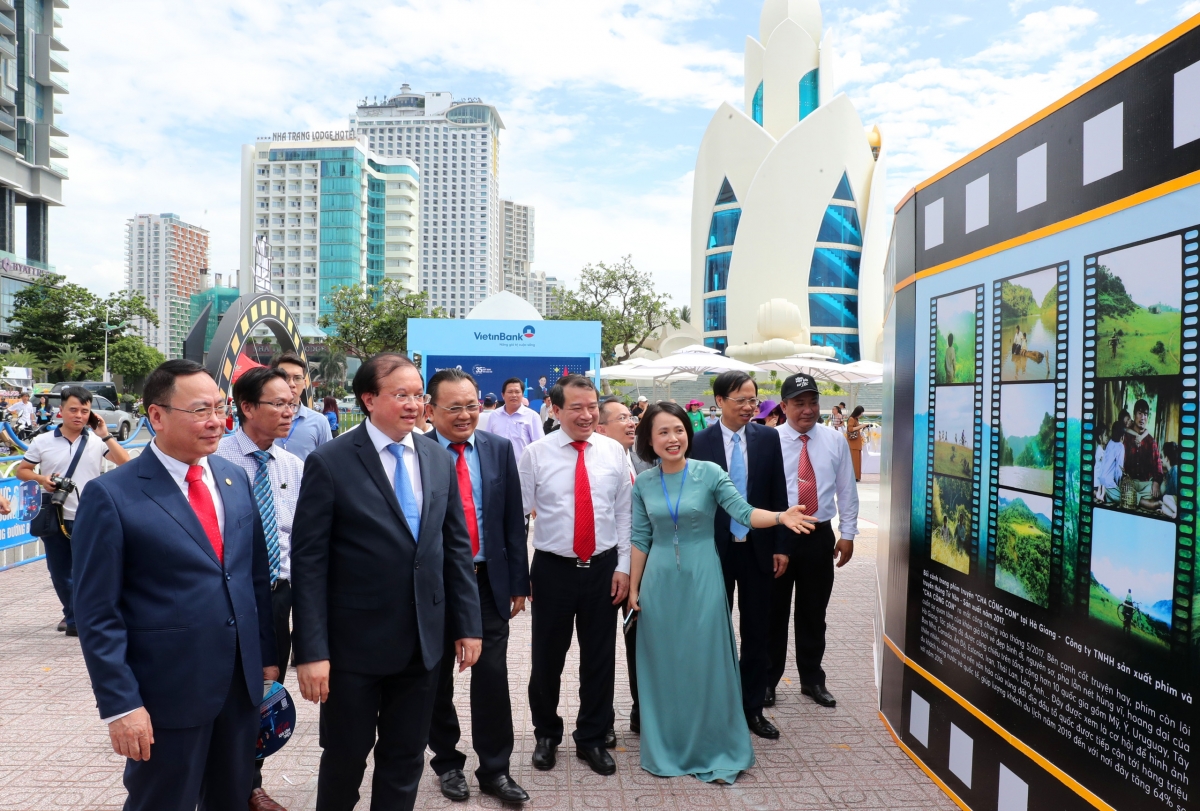 Đại biểu tham quan triển lãm. Ảnh: Trần Huấn