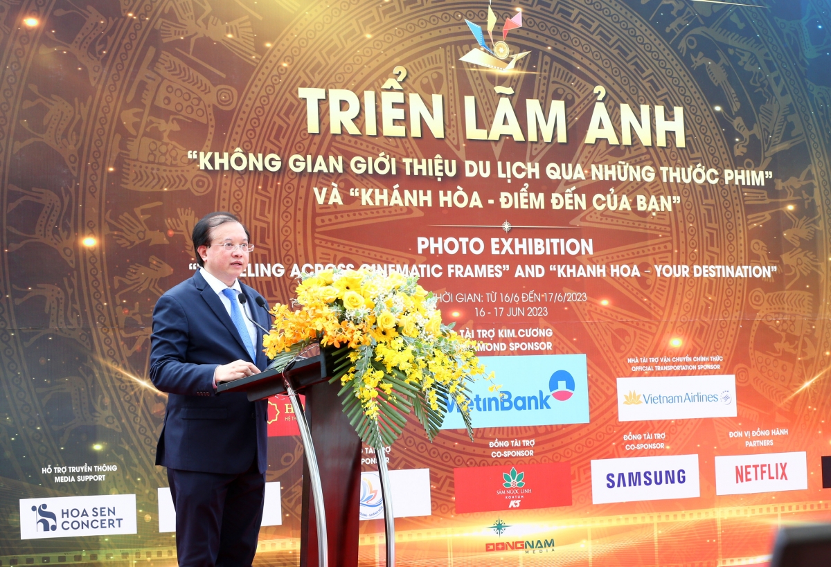 Thứ trưởng Bộ VH,TT&DL Tạ Quang Đông phát biểu tại lễ khai mạc triển lãm ảnh “Không gian giới thiệu du lịch qua những thước phim” và “Khánh Hòa - Điểm đến của bạn”. Ảnh: Trần Huấn