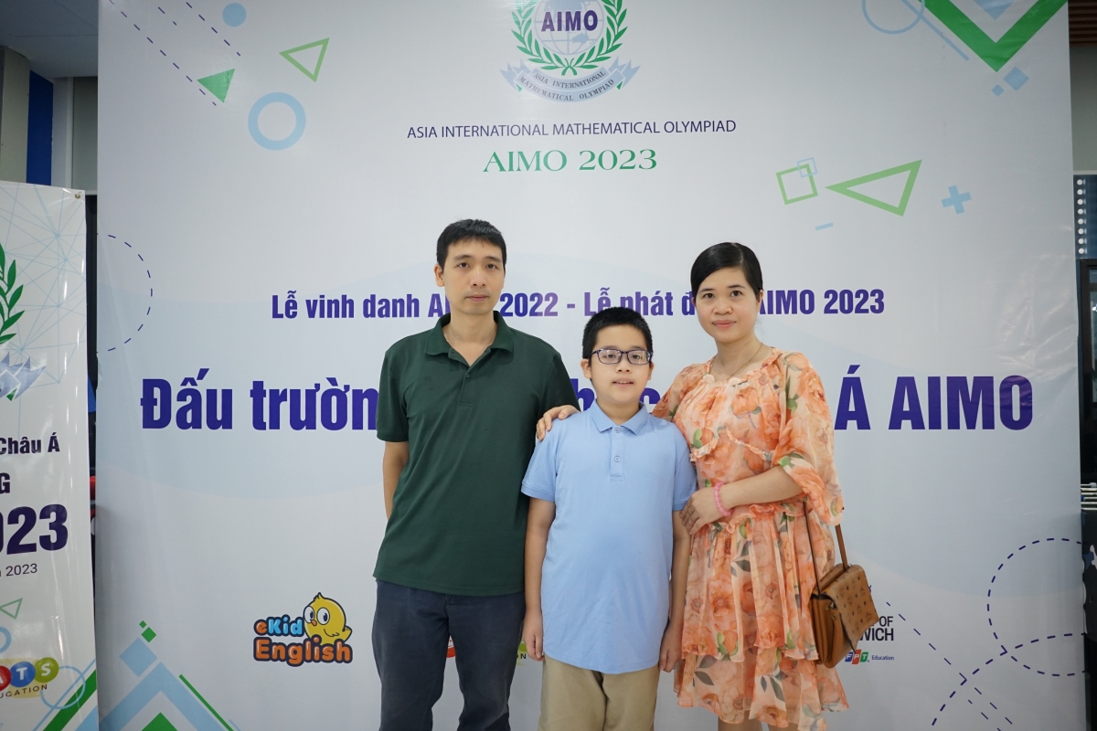 Lê Quang Vinh và bố mẹ tại Lễ vinh danh Đấu trường Toán học châu Á AIMO