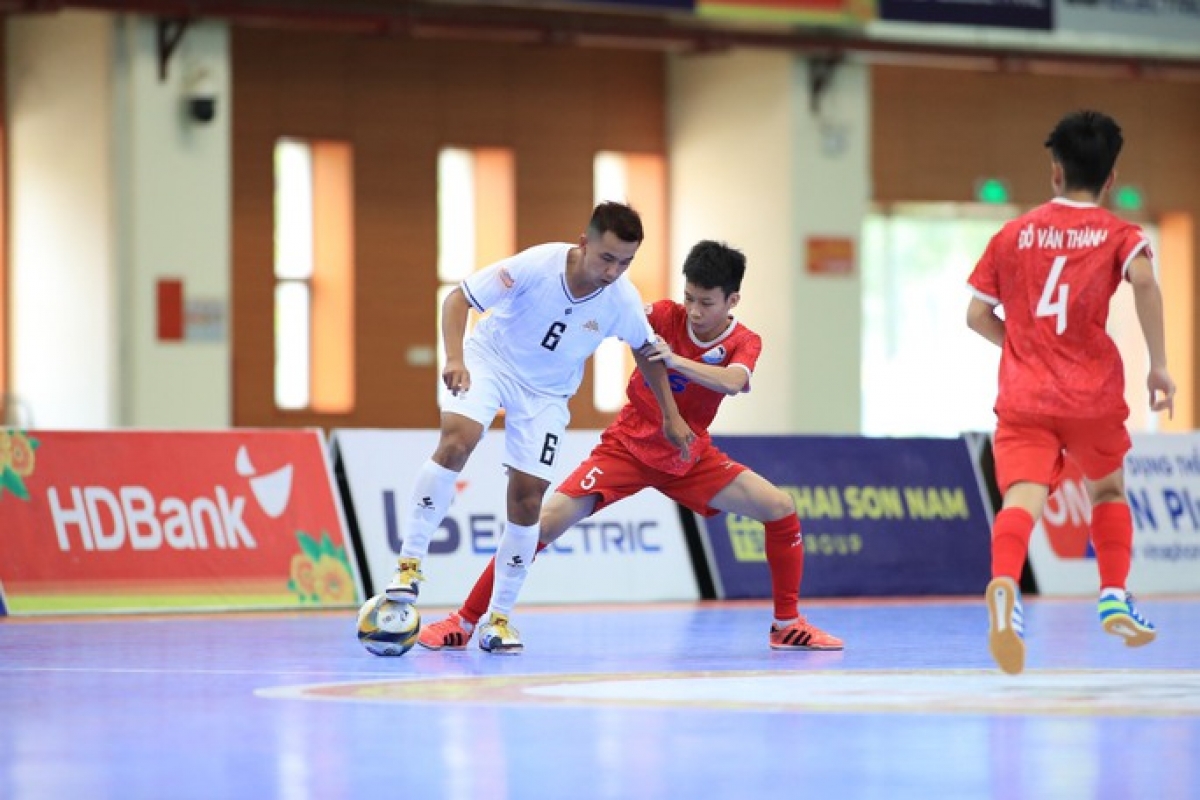 Cao Bằng giành chiến thắng sát nút 2-1 trước Hà Nội