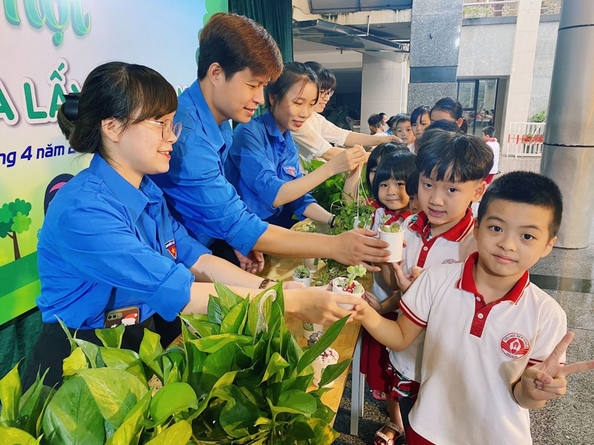 Giáo dục trẻ cách phân loại, tái chế rác nhựa và yêu cây xanh ngay từ khi còn nhỏ