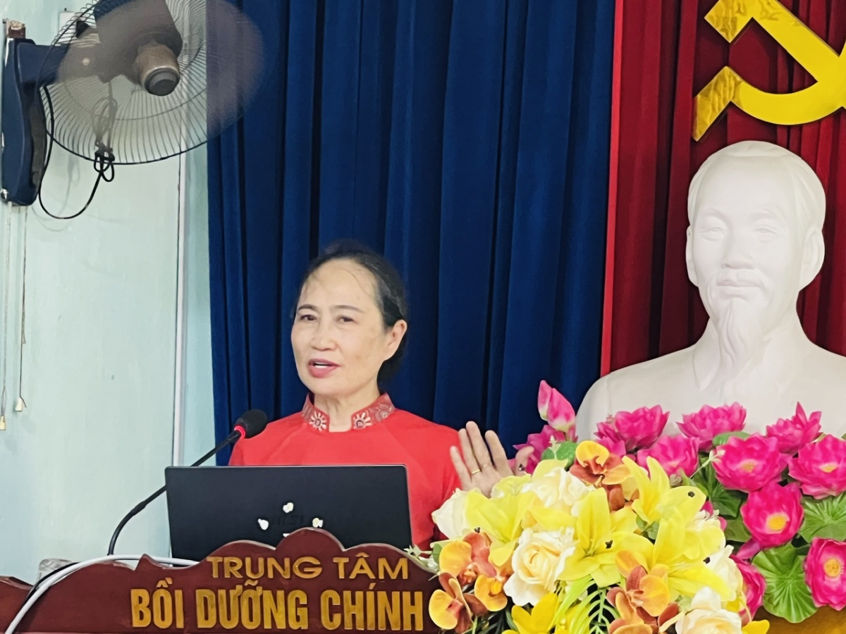 Nhà báo Vũ Thị Tuyết Nhung phát biểu tri ân các cựu Thanh niên xung phong