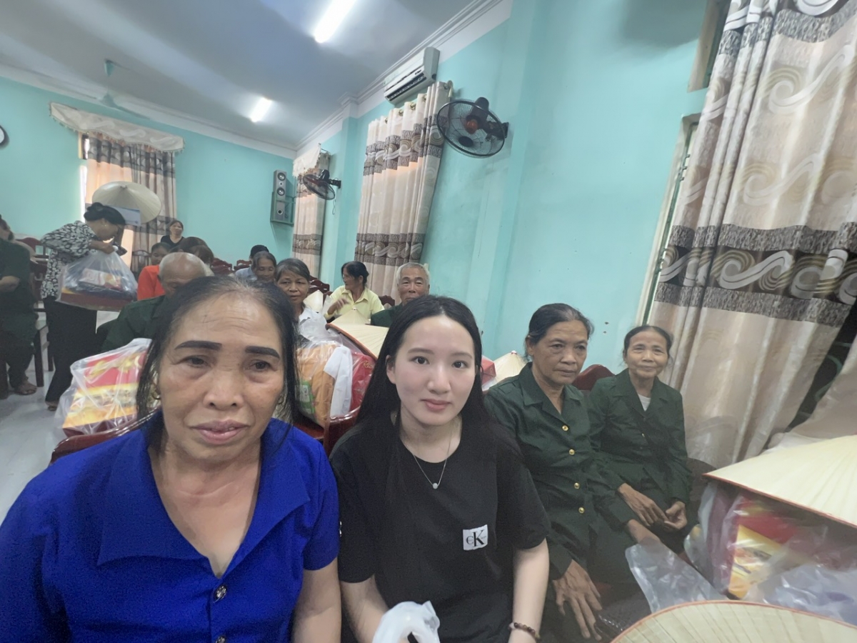 Bà Nguyễn Thị Hải Hậu (ngoài cùng bên trái), Chủ tịch Hội CCB xã Vạn Giã huyện Hạ Hòa: Tham gia hoạt động để động viên tinh thần anh chị em