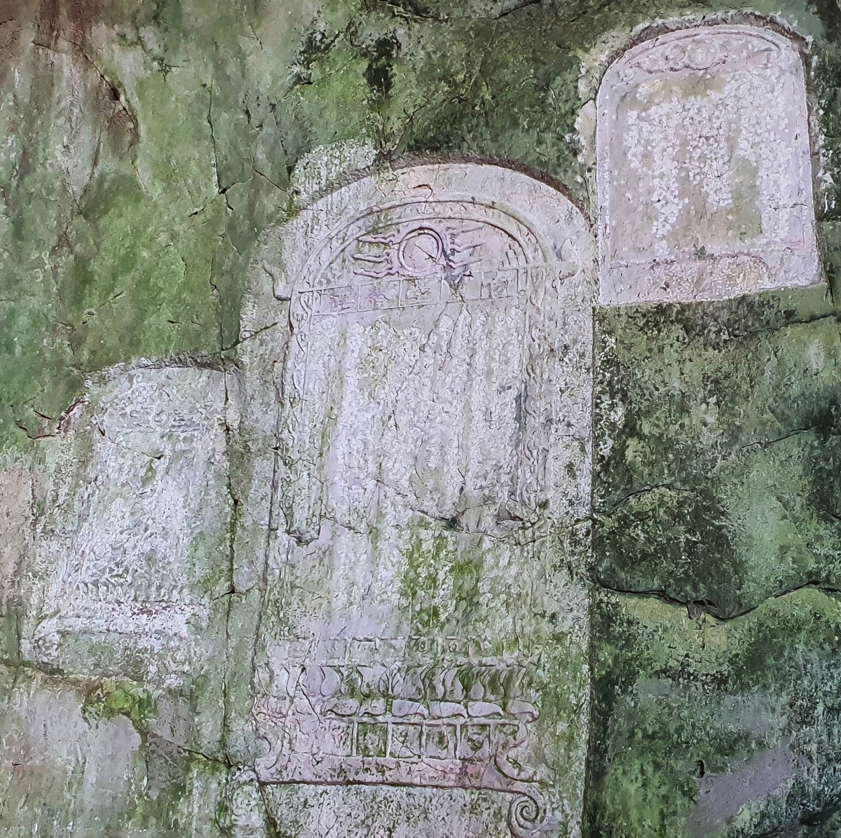 Hệ thống ma nhai tại danh thắng Ngũ Hành Sơn (Đà Nẵng) đã được UNESCO công nhận là di sản tư liệu thuộc Chương trình ký ức thế giới khu vực châu Á - Thái Bình Dương
