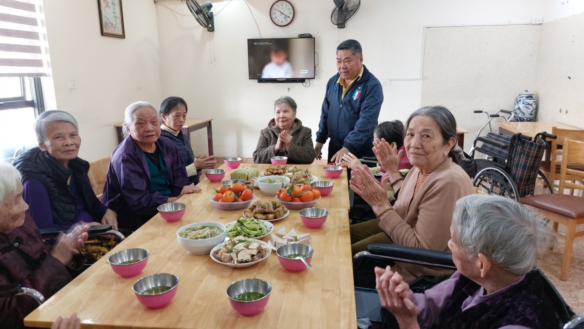 Người cao tuổi được chăm lo về chế độ dinh dưỡng, nghỉ ngơi và sinh hoạt hợp lý (Ảnh NVCC)