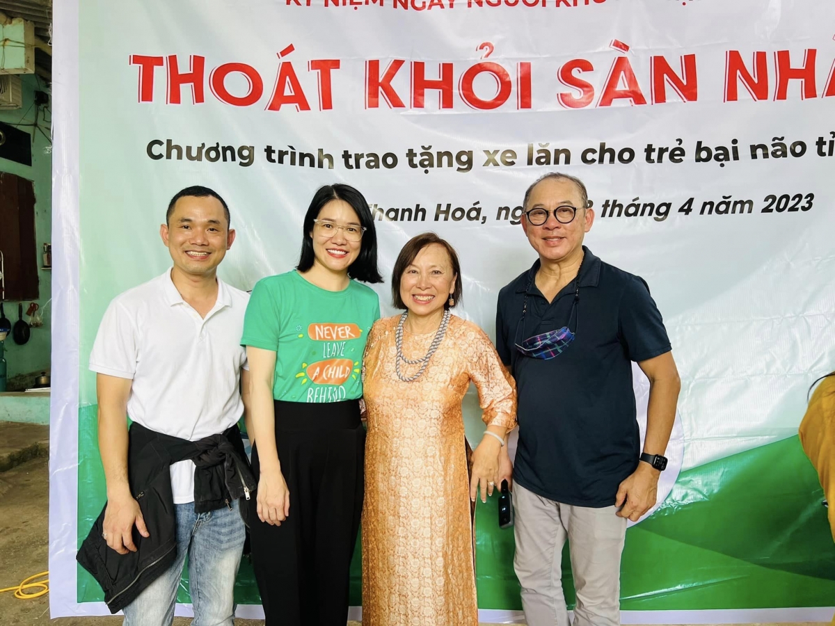 Các thành viên "Hội thiện nguyện Gia đình siêu nhân" động viên nhau trong hành trình lấy lại nụ cười cho các con