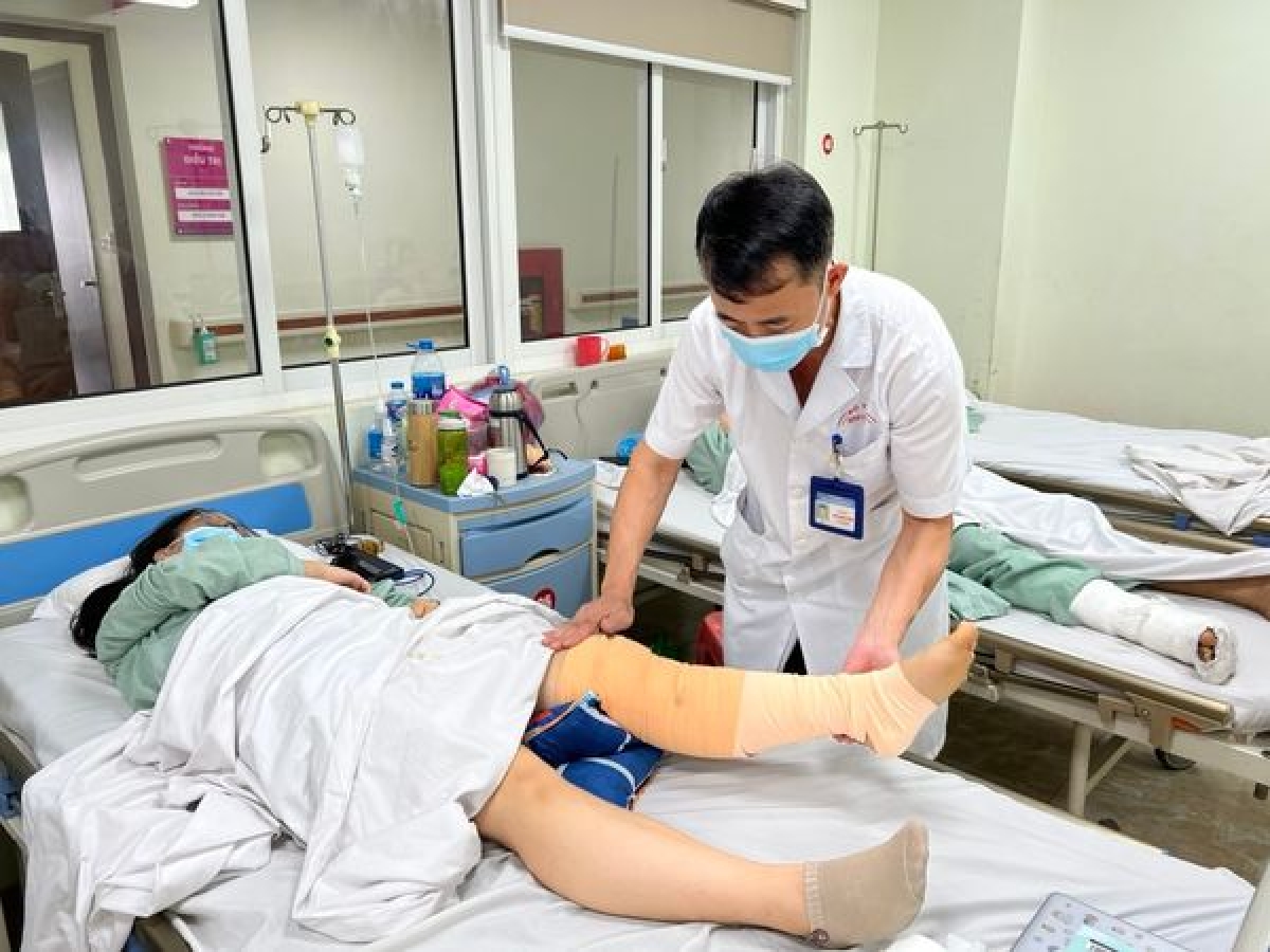Bác sĩ thăm khám cho bệnh nhân sau ca phẫu thuật thành công. Ảnh: BV cung cấp