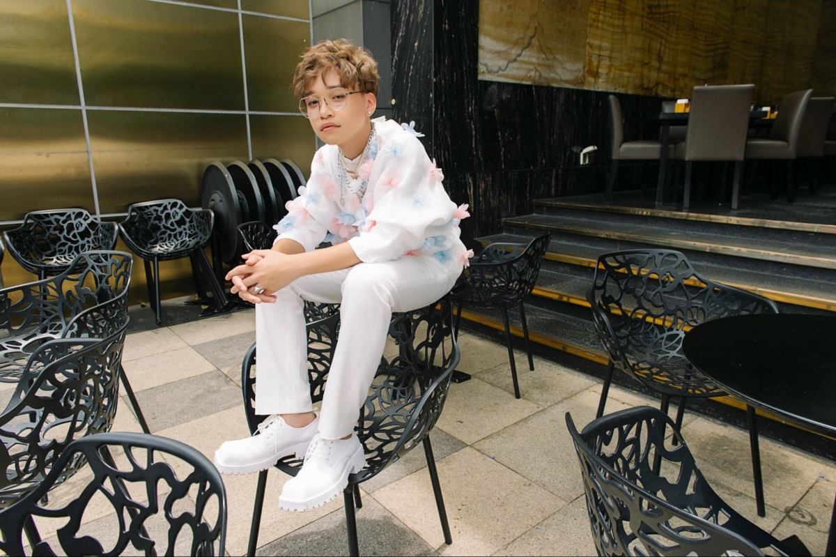 Vẻ đẹp chững chạc, gây thương nhớ của Cao Hữu Nhật trong bộ ảnh street style mới được nhiều khán giả yêu thích.