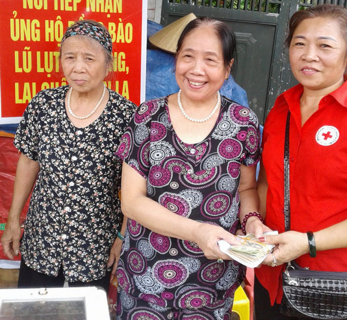 Dù tuổi cao nhưng bà Chi luôn tích cực tham gia công tác xã hội